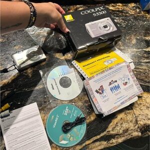Nikon COOLPIX S3300 Silver Camera Bundle